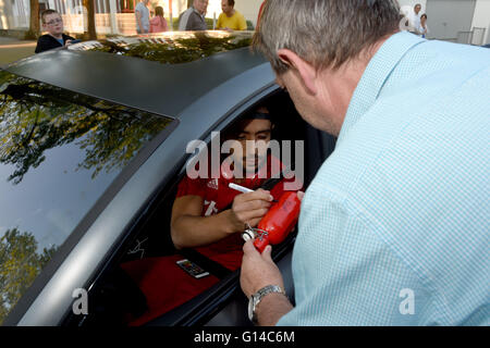 Munich, Germany. 07th May, 2016. FC Bayern Munich's Juan Bernat gives an autograph in front of the clubhouse on Saebener Strasse in Munich, Germany, 07 May 2016. Photo: FELIX HOERHAGER/dpa/Alamy Live News Stock Photo