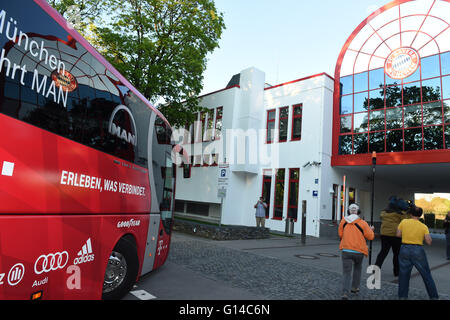 Munich, Germany. 07th May, 2016. The FC Bayern Munich team bus rides up to the clubhouse on Saebener Strasse in Munich, Germany, 07 May 2016. Photo: FELIX HOERHAGER/dpa/Alamy Live News Stock Photo