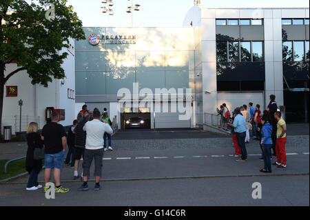 Munich, Germany. 07th May, 2016. Fans wait in front of the FC Bayern Munich clubhouse on Saebener Strasse in Munich, Germany, 07 May 2016. Photo: FELIX HOERHAGER/dpa/Alamy Live News Stock Photo