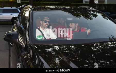 Munich, Germany. 07th May, 2016. FC Bayern Munich's Javi Martinez (L) and Douglas Costa (C) (WITH DRIVER) ride out of the garage on Saebener Strasse in Munich, Germany, 07 May 2016. Photo: FELIX HOERHAGER/dpa/Alamy Live News Stock Photo