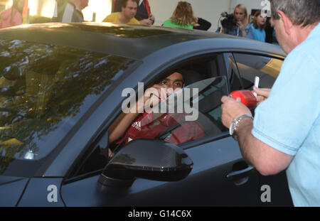 Munich, Germany. 07th May, 2016. FC Bayern Munich's Juan Bernat gives an autograph in front of the clubhouse on Saebener Strasse in Munich, Germany, 07 May 2016. Photo: FELIX HOERHAGER/dpa/Alamy Live News Stock Photo