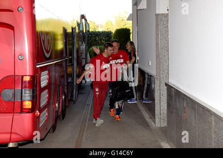 Munich, Germany. 07th May, 2016. FC Bayern Munich' Philipp Lahm (L) gets out of the team bus at the clubhouse on Saebener Strasse in Munich, Germany, 07 May 2016. Photo: FELIX HOERHAGER/dpa/Alamy Live News Stock Photo