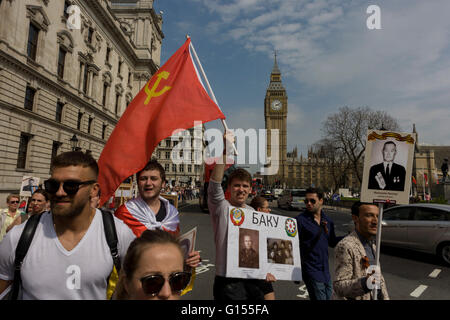 Russians living in the UK march through Westminster in central London to honour those fallen during the second world war (1939-45) 9th May, 2016. Thousands of Russian-speakers gathered in Trafalgar Square, progressing via Downing Street (the official residence of British Prime Minister David Cameron) before continuing to Parliament Square. Stock Photo