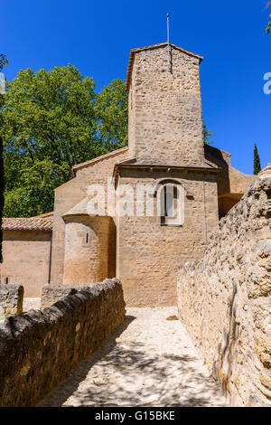 Eglise St Barthélemy Village de Vaugines Luberon Vaucluse Provence France 84 Stock Photo