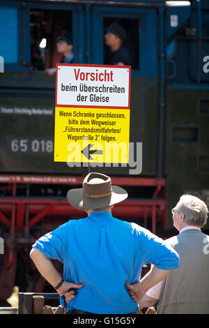 DEU, Germnay, Ruhr area, Bochum, railway museum in the district Dahlhausen, visitors are watching the locomotives. Stock Photo