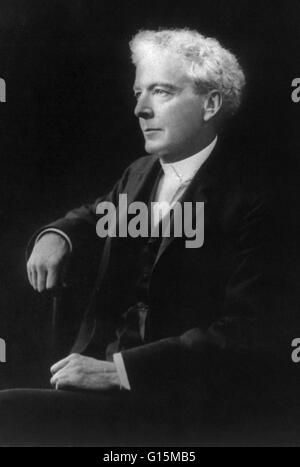 Burbank photographed in 1910. Luther Burbank (March 7, 1849 - April 11, 1926) was an American botanist, horticulturist and a pioneer in agricultural science. He developed more than 800 strains and varieties of plants over his 55-year career. Burbank's var Stock Photo