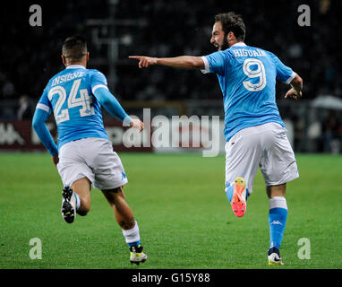 Turin, Italy. 8 may, 2016: Gonzalo Higuain (left) celebrates after scoring with Lorenzo Insigne during the Serie A football match between Torino FC and SSC Napoli Stock Photo