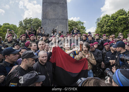 Kiev, Kiev, Ukraine. 9th May, 2016. A group of ultranacionalist provocateurs burn a saint George ribbon during the celebrations in remembrance of the 9th of May of the Second World War, Victory Day, in the Eternal Flame monument in Kiev, Ukraine. © Celestino Arce/ZUMA Wire/Alamy Live News Stock Photo