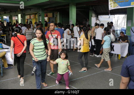 Mandaluyong City, Philippines. 09th May, 2016. Some of the people are leaving frustrated that its taking a long time for them to vote. Either problems with the VCM or can't find their names in the voting list. © George Buid/Pacific Press/Alamy Live News Stock Photo