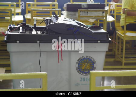 Mandaluyong City, Philippines. 09th May, 2016. While this vote counting machine is given time to rest people are waiting outside in a long line. © George Buid/Pacific Press/Alamy Live News Stock Photo