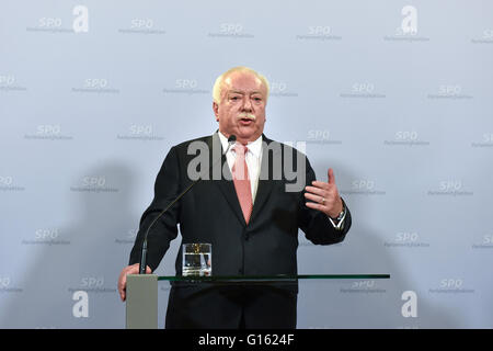Vienna. 9th May, 2016. Vienna Mayor Michael Haeupl speaks during a press conference in Vienna, Austria on May 9, 2016. Austrian Chancellor Werner Faymann on Monday surprisingly stepped down from his role as chancellor as well as chairman of his Social Democrats (SPO) party due to the lack of enough support within SPO. The powerful Vienna Mayor Michael Haeupl temporarily takes the chairmanship of the SPO, until a successor is selected. © Qian Yi/Xinhua/Alamy Live News Stock Photo