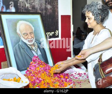 Patiala, India. 08th May, 2016. Famous Indian Author Arundhati Roy paying last respect to late. Satnam Singh writer of 'Jangalnama', who committed suicide on 27th April 2016 night, during his Sardhanjali Samaroh, on 8th April 2016. © Rajesh Sachar/Pacific Press/Alamy Live News Stock Photo