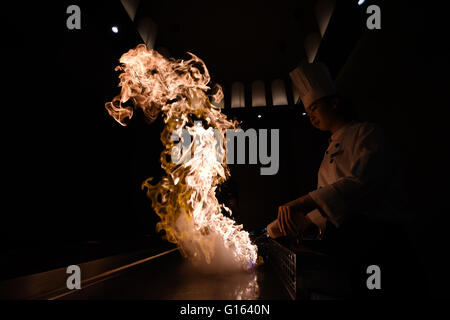 Taiyuan, Taiyuan, CHN. 6th May, 2016. Taiyuan, China - May 6 2016: (EDITORIAL USE ONLY. CHINA OUT ) Beautiful cooks are popular. Li Rufang, born in 1993, Taiyuan Shanxi. She learned teppanyaki from her cook brother in Beijing. After years she went back to Taiyuan and worked in Japanese Restaurant of five-star Mandarin Oriental Hotel. © SIPA Asia/ZUMA Wire/Alamy Live News Stock Photo