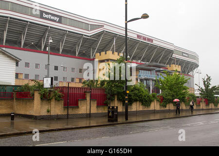 Upton Park London, UK. 10th May. West Ham United Football club plays its final against Manchester United at the Boleyn ground stadium after 112 years before moving to the Olympic stadium in Stratford for the start of the 2016/17 English Premier league season Credit:  amer ghazzal/Alamy Live News Stock Photo