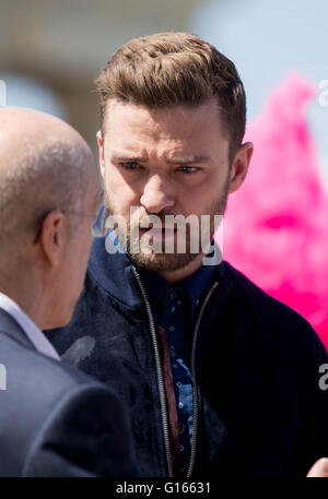 Berlin, Germany. 10th May, 2016. US actor Justin Timberlake (R) seen in front of the Brandenburg Gate, a major landmark of Berlin, Germany, 10 May 2016. They presented the upcoming computer-animated film 'Trolls' which will hit cinemas across Germany on 13 October 2016. Timberlake served as an executive producer for the film's soundtrack. Photo: KAY NIETFELD/dpa/Alamy Live News Stock Photo