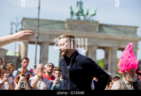 Berlin, Germany. 10th May, 2016. US actor Justin Timberlake (C) poses in front of the Brandenburg Gate, a major landmark of Berlin, Germany, 10 May 2016. They presented the upcoming computer-animated film 'Trolls' which will hit cinemas across Germany on 13 October 2016. Timberlake served as an executive producer for the film's soundtrack. Photo: KAY NIETFELD/dpa/Alamy Live News Stock Photo
