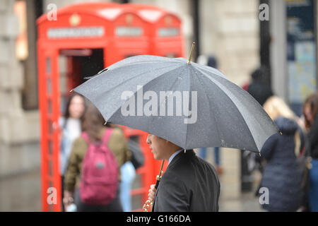 Covent Garden, London, UK. 10th May 2016. Rain and damp weather in Covent Garden Credit:  Matthew Chattle/Alamy Live News