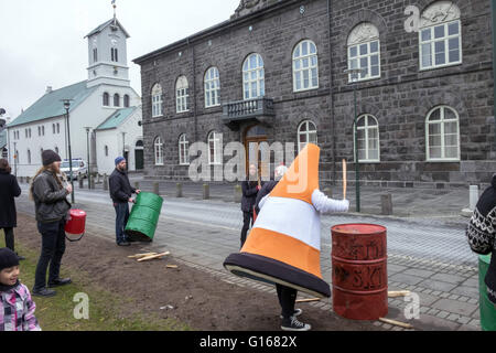 April 23, 2016 - Number of people gathered in front of the parliament to express their anger against the government following the release of the so-called ''Panama Papers'', which suggest Icelandic prime minister Sigmundur David Gunnlaugsson and other two cabinet members have ties to offshore companies. © Hans Van Rhoon/ZUMA Wire/Alamy Live News Stock Photo