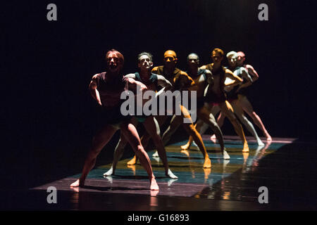 London, UK. 10 May 2016. 28 dancers from Rambert and the Rambert School of Ballet and Contemporary Dance perform a revial of A Linha Curva by Itzik Galili at Sadler's Wells Theatre. The Rambert Triple Bill  Murder, Mystery and a Party - A Linha Curva plus other works runs from 10 to 14 May 2016. Editorial Use Only. Credit:  Vibrant Pictures/Alamy Live News Stock Photo