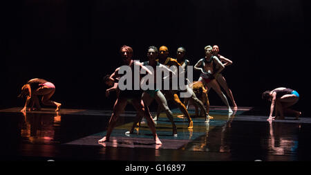 London, UK. 10 May 2016. 28 dancers from Rambert and the Rambert School of Ballet and Contemporary Dance perform a revial of A Linha Curva by Itzik Galili at Sadler's Wells Theatre. The Rambert Triple Bill  Murder, Mystery and a Party - A Linha Curva plus other works runs from 10 to 14 May 2016. Editorial Use Only. Credit:  Vibrant Pictures/Alamy Live News Stock Photo