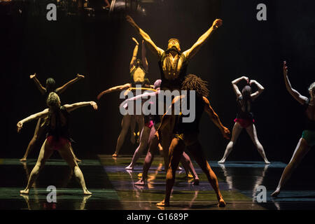 London, UK. 10 May 2016. 28 dancers from Rambert and the Rambert School of Ballet and Contemporary Dance perform a revial of A Linha Curva by Itzik Galili at Sadler's Wells Theatre. The Rambert Triple Bill  Murder, Mystery and a Party - A Linha Curva plus other works runs from 10 to 14 May 2016. Editorial Use Only. Credit:  Vibrant Pictures/Alamy Live News Stock Photo