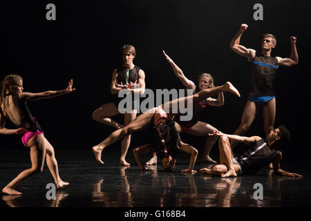 London, UK. 10 May 2016. 28 dancers from Rambert and the Rambert School of Ballet and Contemporary Dance perform a revial of A Linha Curva by Itzik Galili at Sadler's Wells Theatre. The Rambert Triple Bill  Murder, Mystery and a Party - A Linha Curva plus other works runs from 10 to 14 May 2016. Editorial Use Only. Credit:  Vibrant Pictures/Alamy Live News Stock Photo