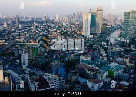 PHILIPPINES, Manila, suburban Makati, view to Pasig River, Mandaluyong City and skysrapers of Pasig City / PHILIPPINEN, Manila, Stadtteil Makati, Hochhaeuser, Fluss Pasig River, Blick zu Mandaluyong City und Pasig City