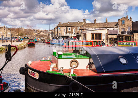 Narrowboats on the Leeds and Liverpool Canal at Skipton, North Yorkshire, England, UK Stock Photo