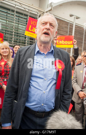 Labour leader Jeremy Corbyn arrives at Sheffields English Institute of Sport with newly elected Labour MP Gill Furniss Stock Photo