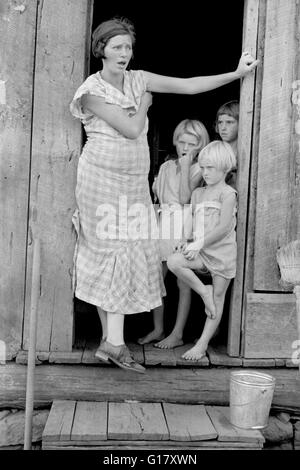 Sharecropper's Wife and Children, Washington County, Arkansas, USA, Arthur Rothstein for Farm Security Administration, August 1935 Stock Photo