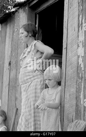Wife and Child of Sharecropper, Washington County, Arkansas, USA, Arthur Rothstein for Farm Security Administration, August 1935 Stock Photo