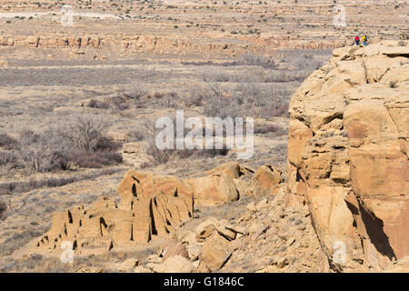 Hikers overlooking Kin Kletso ruins, Chaco Culture National Historical Park, New Mexico. Stock Photo