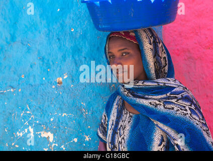 Harari woman carrying a bassin on her head in the street, Harari region, Harar, Ethiopia Stock Photo