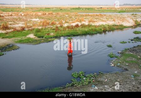 Allahabad, Uttar Pradesh, India. 11th May, 2016. Allahabad: A farmer cross seewage water as she going to sale vegetable in market in Allahabad on 11-05-2016. photo by prabhat kumar verma © Prabhat Kumar Verma/ZUMA Wire/Alamy Live News Stock Photo