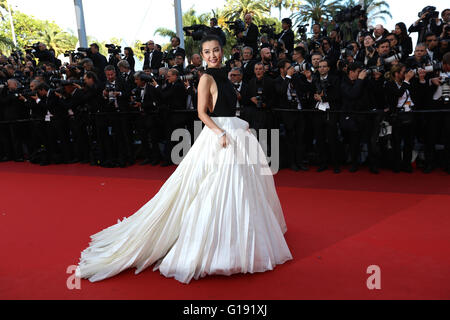 Cannes, France. 11th May, 2016. Chinese actress Li Bingbing poses on the red carpet before the opening of the 69th Cannes Film Festival in Cannes, France, on May 11, 2016. The 69th Cannes Film Festival will be held from May 11 to 22. Credit:  Jin Yu/Xinhua/Alamy Live News Stock Photo