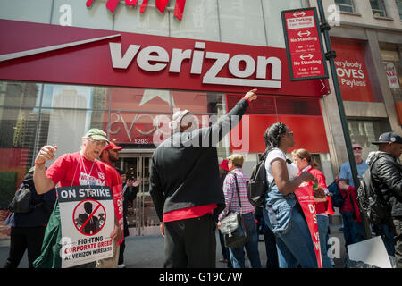 Armed with horns and their loud voices striking Verizon picket a Verizon Wireless store in Herald Square in New York on Wednesday, May 11, 2016. Almost 40,000 members of the Communications Workers of America and the International Brotherhood of Electrical Workers walked out in nine eastern states and Washington DC over various contract disputes including healthcare and scheduling flexibility. (© Richard B. Levine) Stock Photo