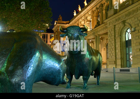 Bull and bear statue, stock exchange, Borsenplatz, Frankfurt on the Main, Hesse, Germany / Börsenplatz Bulle und Baer, Boerse, Boersenplatz, Frankfurt am Main, Hessen, Deutschland / Börse, Börsenplatz, Bär Stock Photo