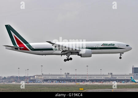 Alitalia boeing 777 hi-res stock photography and images - Alamy