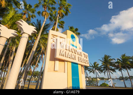 WELCOME TO MIAMI BEACH SIGN TUTTLE CAUSEWAY MIAMI BEACH FLORIDA USA Stock Photo