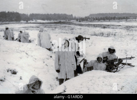 Waffen SS Soldiers in Winter White Camouflage with MG in Defensive position on the Eastern Front 1942 Stock Photo