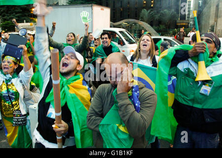 Sao Paulo, Brazil. 12th May, 2016.  With 55 votes for Senate approves opening of impeachment of President Dilma Rousseff. Protesters who spent the night in vigil celebrating the result. Credit:  Fotoarena/Alamy Live News Stock Photo