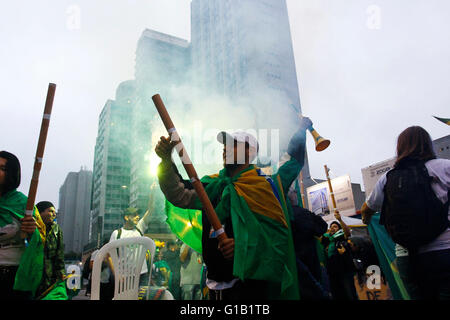 Sao Paulo, Brazil. 12th May, 2016. With 55 votes for Senate approves opening of impeachment of President Dilma Rousseff. Protesters who spent the night in vigil celebrating the result. Credit:  Fotoarena/Alamy Live News Stock Photo