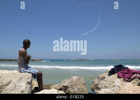 Tel Aviv, Israel. 12th May, 2016. Israeli Air Force planes flying over Tel Aviv sea shore at the annual aerial demonstration. Credit:  Danielle Shitrit/ZUMA Wire/Alamy Live News Stock Photo