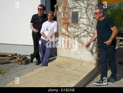 Seeshaupt, Germany. 7th May, 2016. dpa EXCLUSIVE - Tico Torres (R), drummer of the group Bon Jovi, Herman Rarebell (L), former drummer of the Scorpions and music video and film director Maik Marzuk (C) take part in a video shoot in front of a sample of the Berlin Wall for Torres' fashion collection 'Rock Star Baby' in Seeshaupt, Germany, 7 May 2016. Hermann and Torres havbe known each other since the 1980s when Bon Jovi performed as the supporting act of the German music group Scorpions when they went on a four-months concert tour. Photo: Ursula Dueren/dpa/Alamy Live News Stock Photo