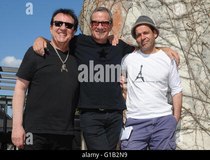 Seeshaupt, Germany. 7th May, 2016. dpa EXCLUSIVE - Tico Torres (L-R), drummer of the group Bon Jovi, Herman Rarebell, former drummer of the Scorpions and music video and film director Maik Marzuk smile as they pose in front of the Berlin Wall during a video shoot for Torres' fashion collection 'Rock Star Baby' in Seeshaupt, Germany, 7 May 2016. Hermann and Torres havbe known each other since the 1980s when Bon Jovi performed as the supporting act of the German music group Scorpions when they went on a four-months concert tour. Photo: Ursula Dueren/dpa/Alamy Live News Stock Photo