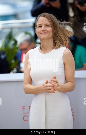 Cannes, France. 12th May, 2016. Director Jodie Foster poses during a photocall for the film 'Money Monster' during the 69th Cannes Film Festival in Cannes, France, May 12, 2016. Credit:  Jin Yu/Xinhua/Alamy Live News Stock Photo