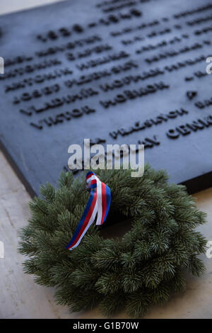 Prague, Czech Republic. 08th May, 2016. An evergreen wreath decorated with a ribbon in the Czech national colors hung by an inscription commemorating citizens fallen during the 1945 Prague Uprising in St. Wenceslas Square. © Piero Castellano/Pacific Press/Alamy Live News Stock Photo