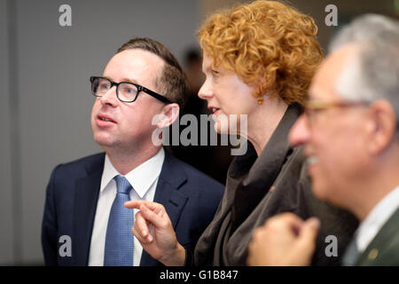 Sydney, Australia. 13th May, 2016. The Director of the Museum of Contemporary Art Australia, Elizabeth Ann Macgregor OBE (C), and the Chief Executive Officer of Qantas Group, Alan Joyce (L), discuss the artwork by Gordon Bennett (1955-2014), Possession Island (Abstraction), 1991 part of the Museum of Contemporary Art Australia (MCA), Qantas and Tate Joint Acquisition Program for contemporary Australian art. Credit:  Hugh Peterswald/Pacific Press/Alamy Live News Stock Photo