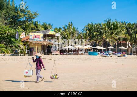 Vietnam, Binh Thuan province, the village of Mui Ne, beach and street vendors Stock Photo