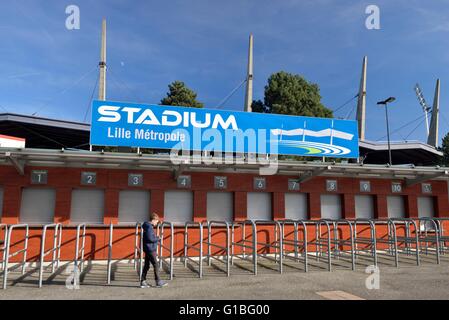 France, Nord (59), Villeneuve d'Ascq, Lille Metropole Stadium, young boy passing before wickets Stock Photo